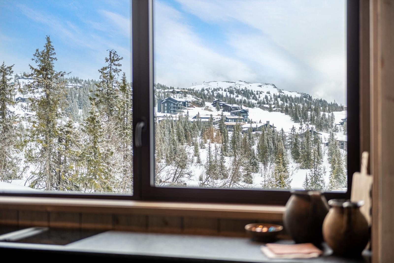 De store vindusarealene sammen med den rause takhøyden medfører at lyset i oppholdssonen skaper ulike atmosfærer døgnet gjennom. Galleribilde