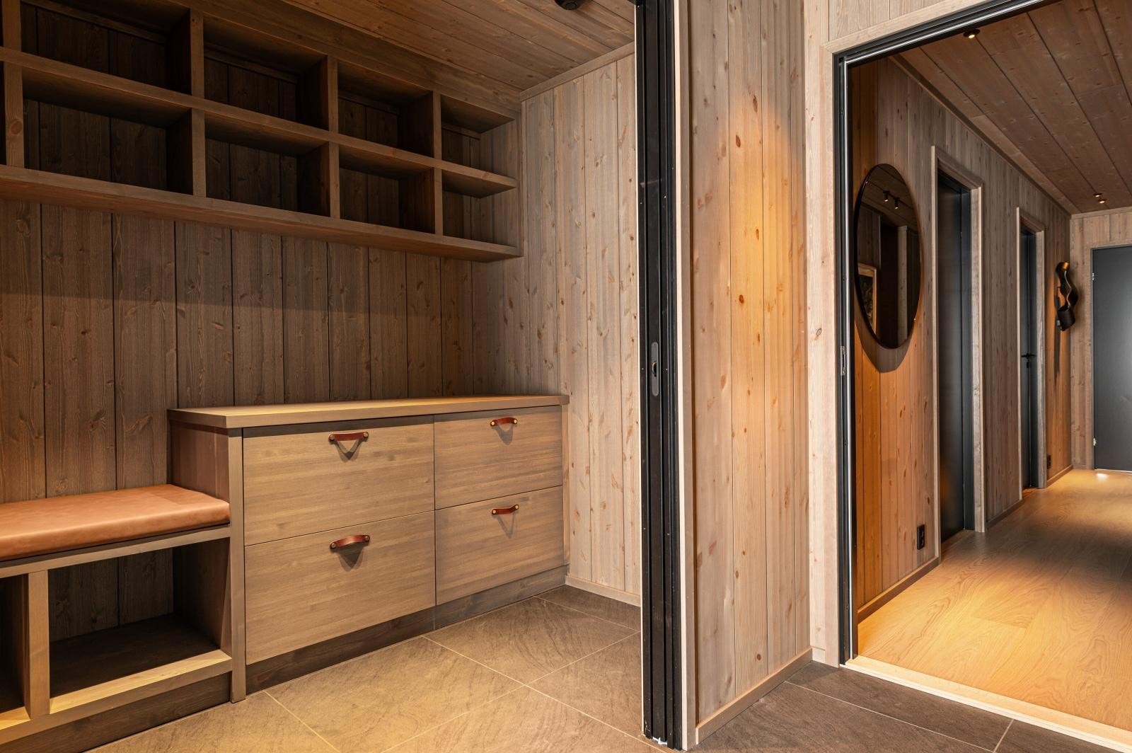 Mellom entréen og sportsboden er det doble skyvedører. Galleribilde