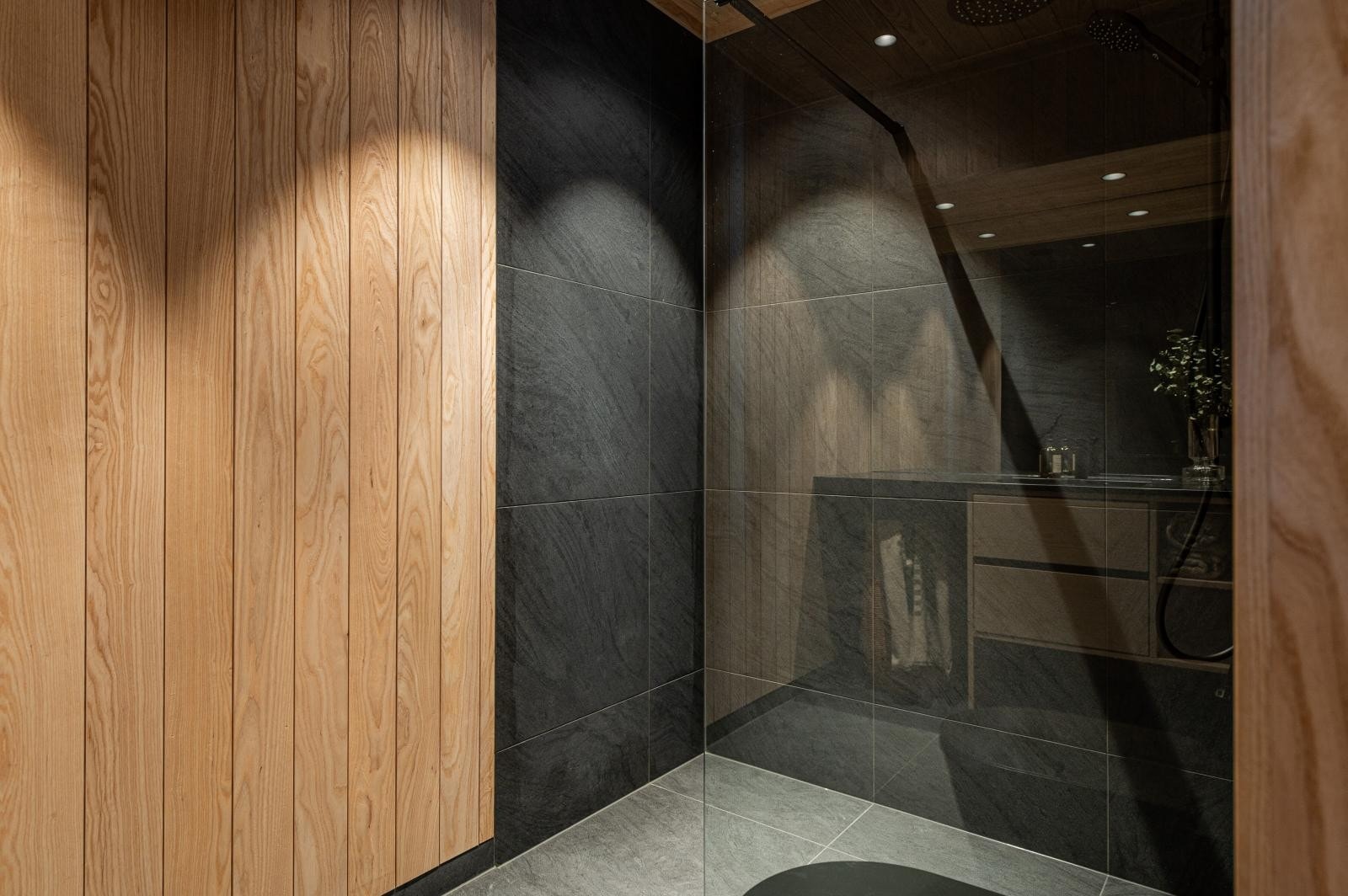 Elektriske varmekabler i gulv. LED downlights fra Flos. Heltre askepanel og italienske storformatfliser.Bilde 34: Prisbelønnede R21 arkitekter har tegnet et bygningsvolum som skiller seg ut i form, farge, materialitet, dimensjoner og innhold. Galleribilde