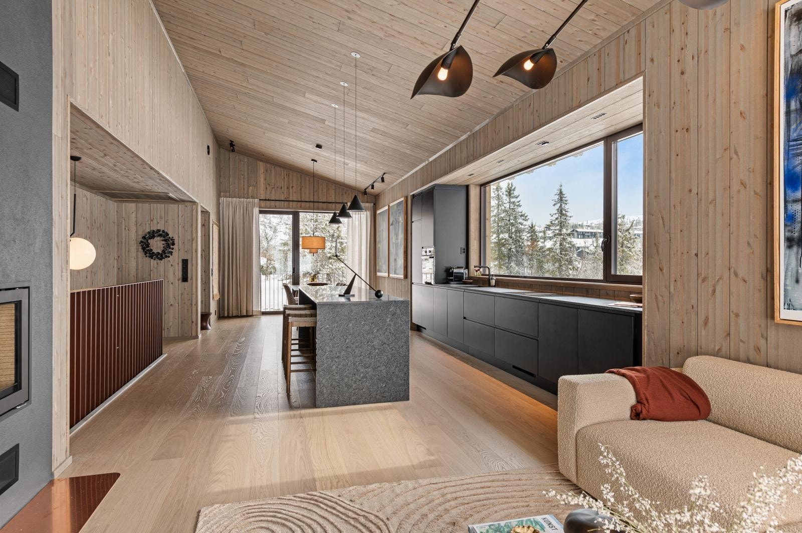 Det er påkostet og moderne belysning fra Flos i hele fritidsboligen. Galleribilde