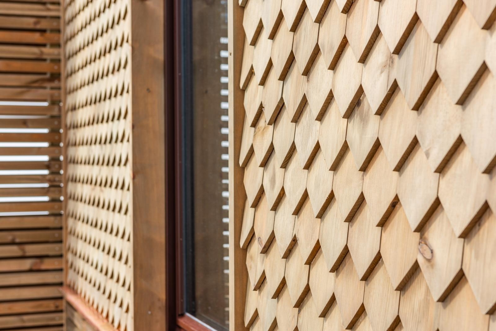 Treverket på fasaden har en egenartet dimensjon som gir hytta et robust uttrykk. Galleribilde