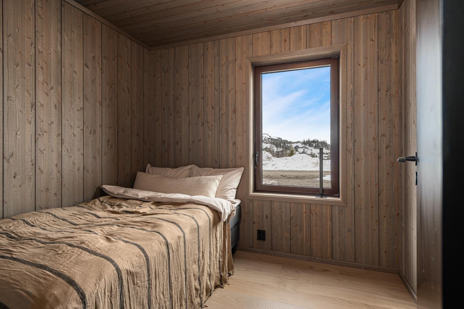 Fritidsboligen byr på tre gode soverom beliggende i 1. etasje, med plass til både stor seng og garderobeløsning. Galleribilde