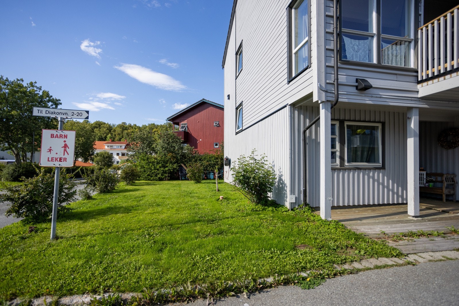 Vest-veggen fikk ny kledning og nye vinduer i regi av borettslaget i inneværende år Galleribilde