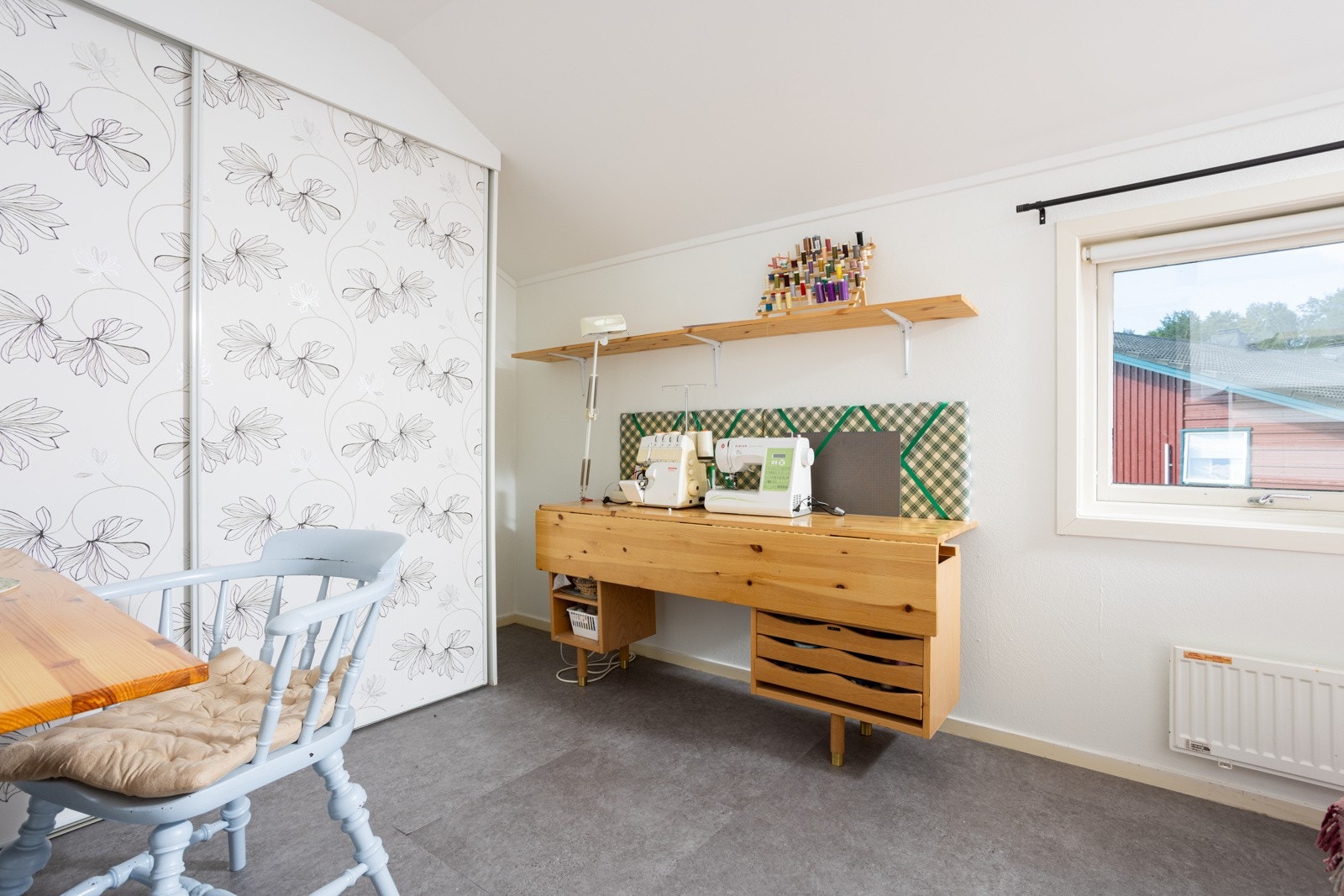 Soverommet er boligens største med rikelig plass til både seng, hjemmekontor eller hobbyaktiviteter Galleribilde