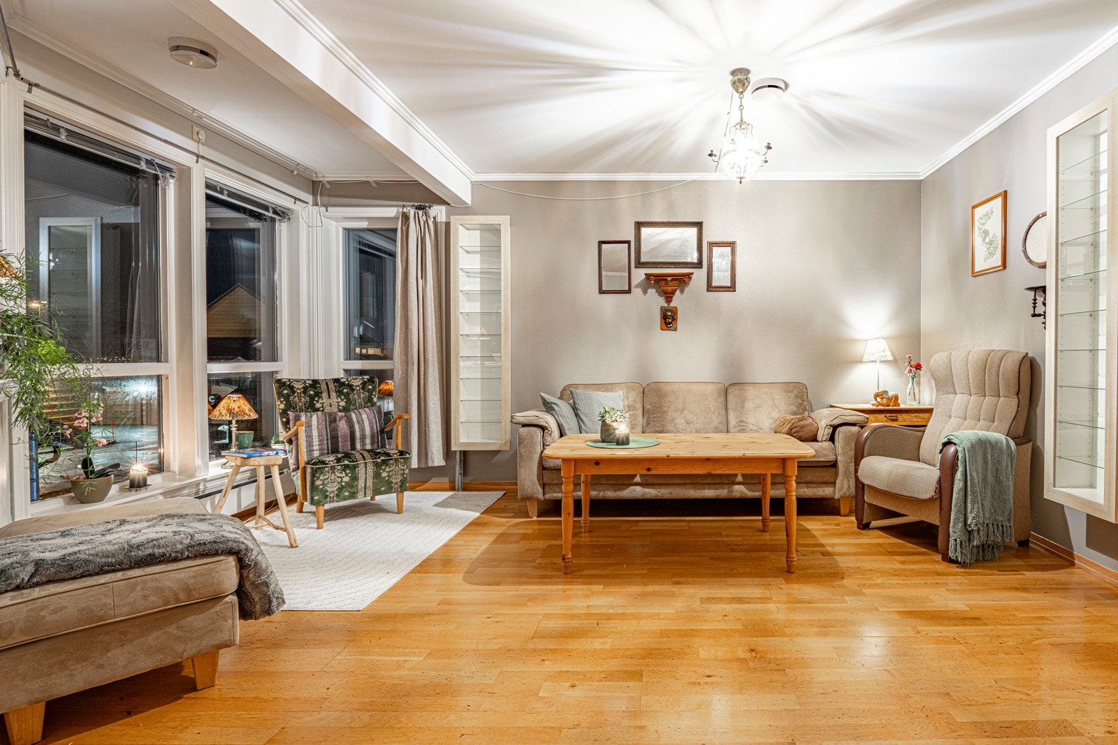 3-stavs eikeparkett på gulv og malte strier på vegg Galleribilde