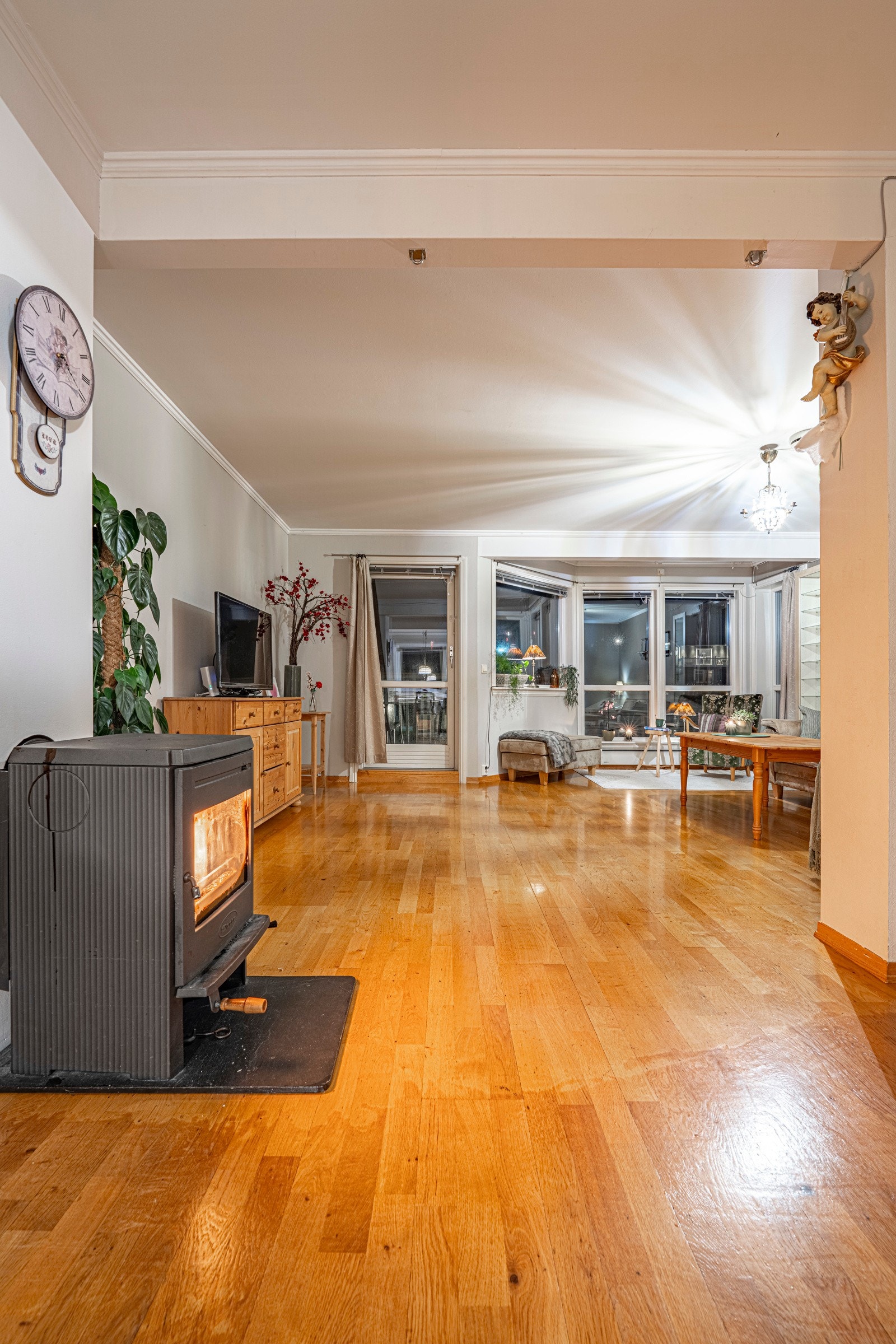 Stuen er utstyrt med en vedovn, som gir både varme og hygge på kalde dager Galleribilde