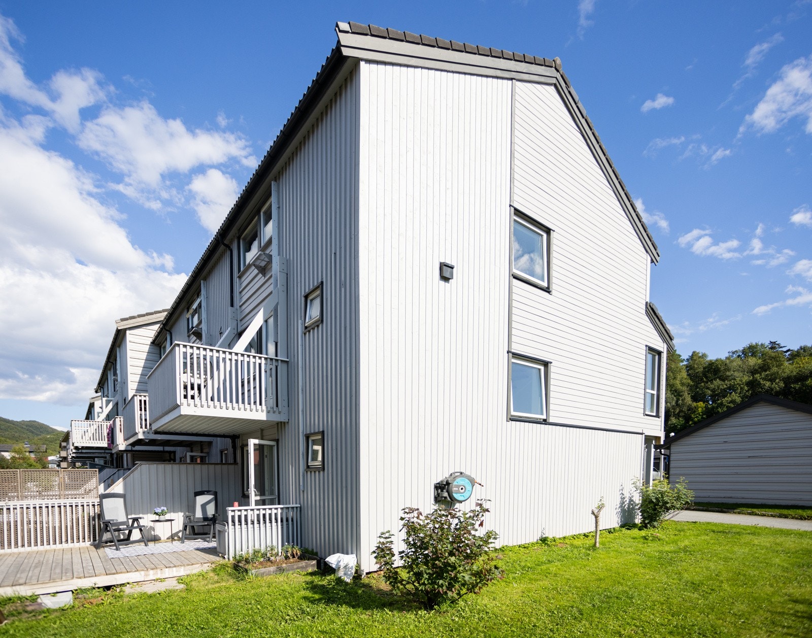 Fra denne enderekken er det direkte utgang til terrassen, med praktisk tilgang til hage Galleribilde