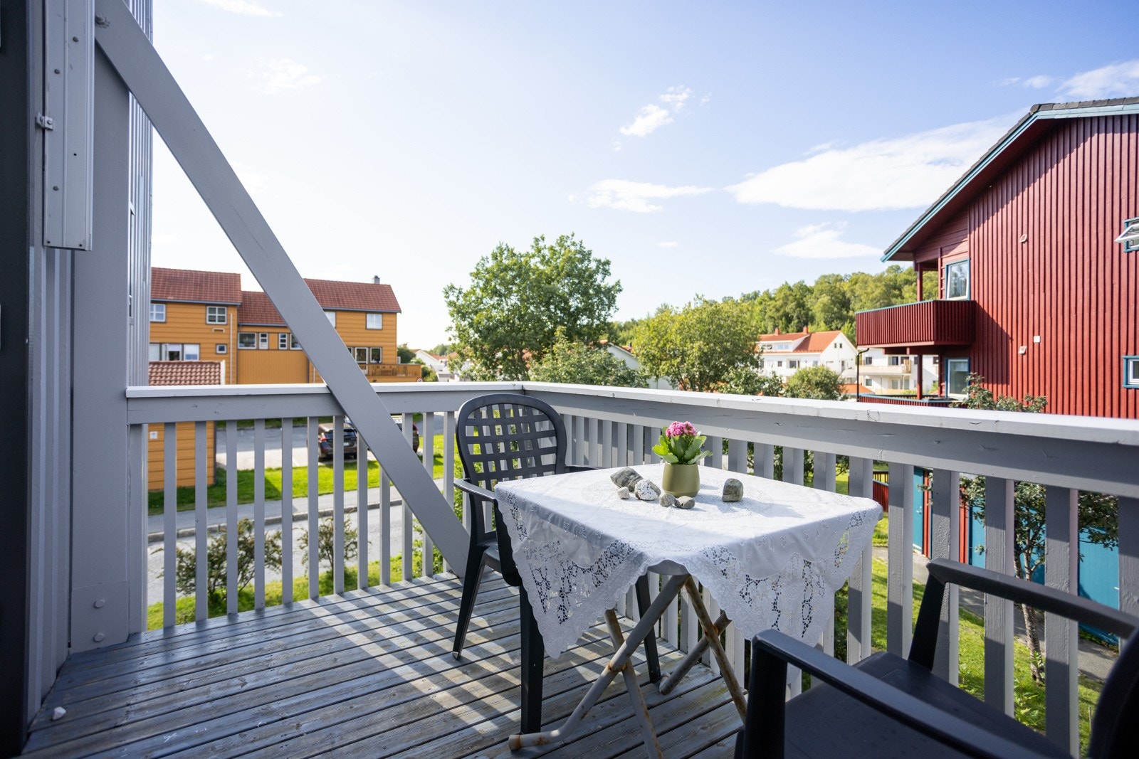 Balkongen vender nordover, med utsikt over det nærliggende nabolaget Galleribilde