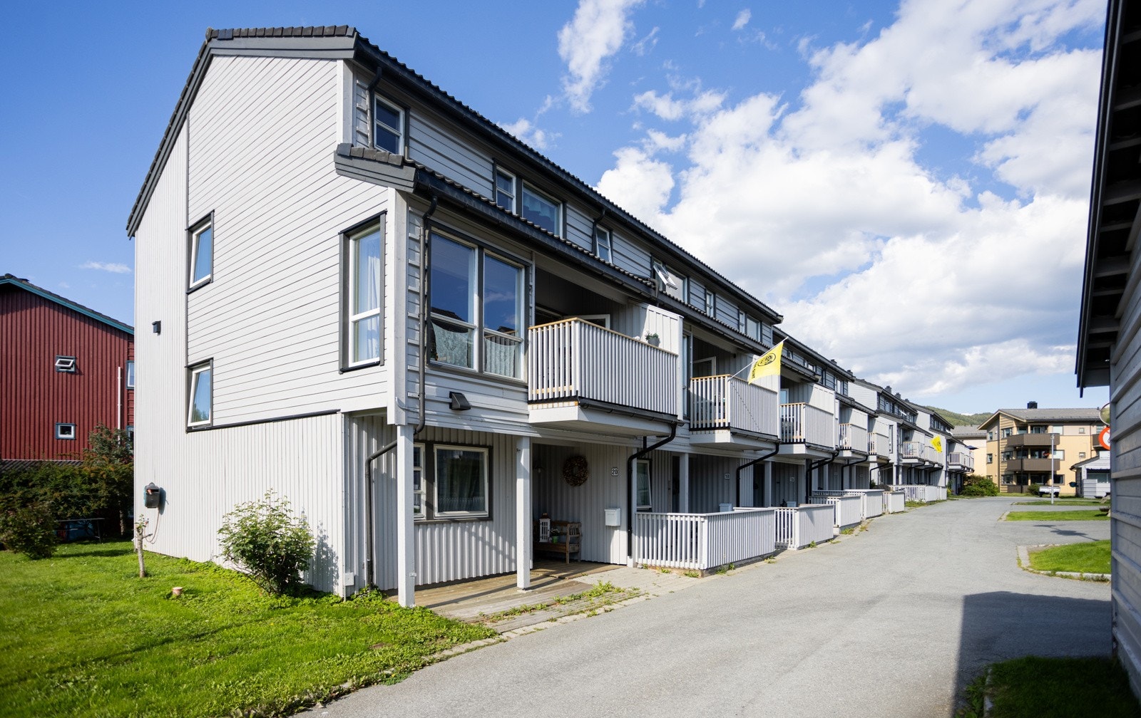 Effektiv løsning over 3 plan, balkong i begge ender og garasjeplass Galleribilde