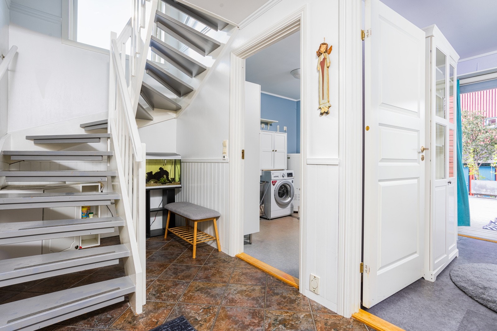 Første etasje byr også på et praktisk bad Galleribilde