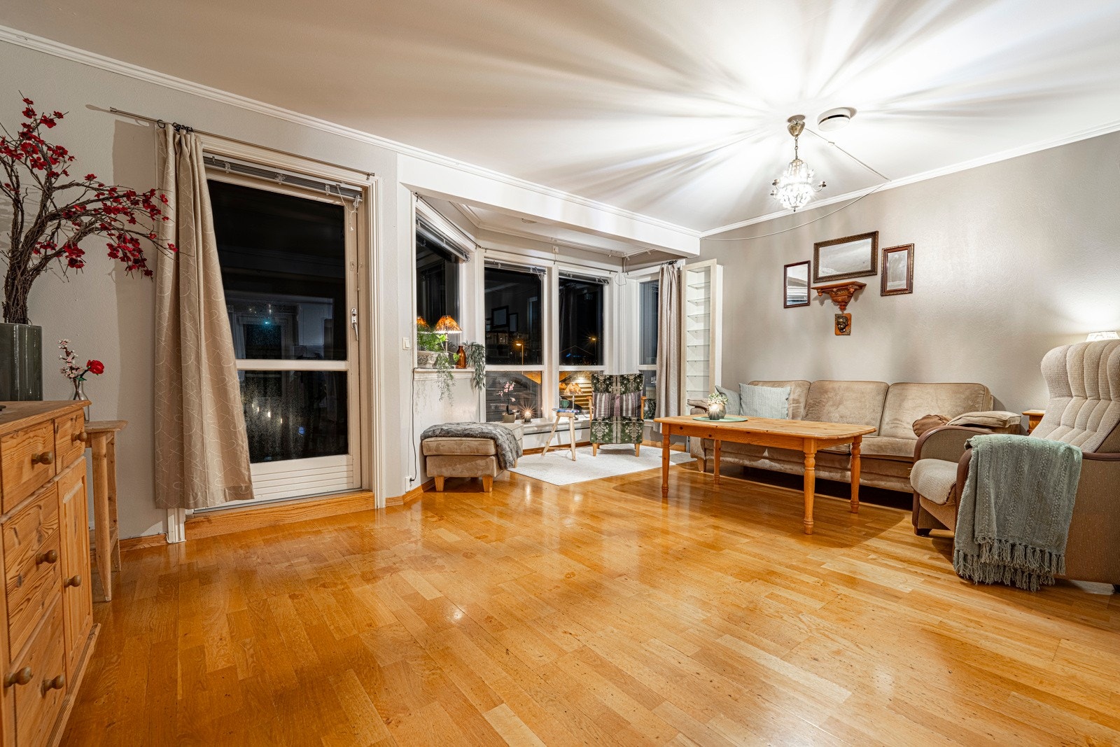 vStue - Rikelig med naturlig lys og lett tilgang på frisk luft, noe som skaper en luftig og innbydende atmosfære Galleribilde