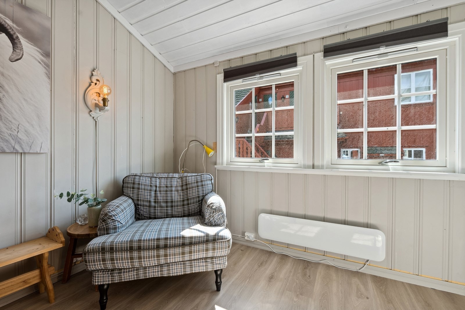 Boligen varmes opp elektrisk via panelovner og varmekabler. Galleribilde