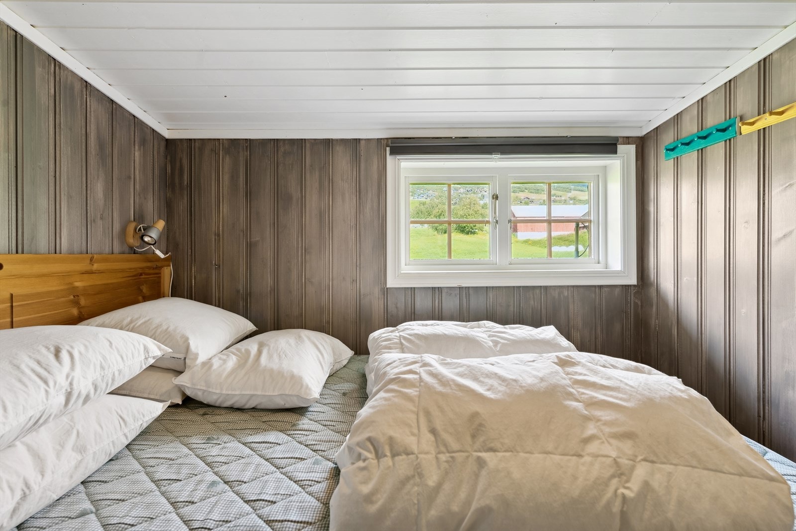 og dobbeltseng med utsikt opp mot Vangslia skianlegg. Galleribilde