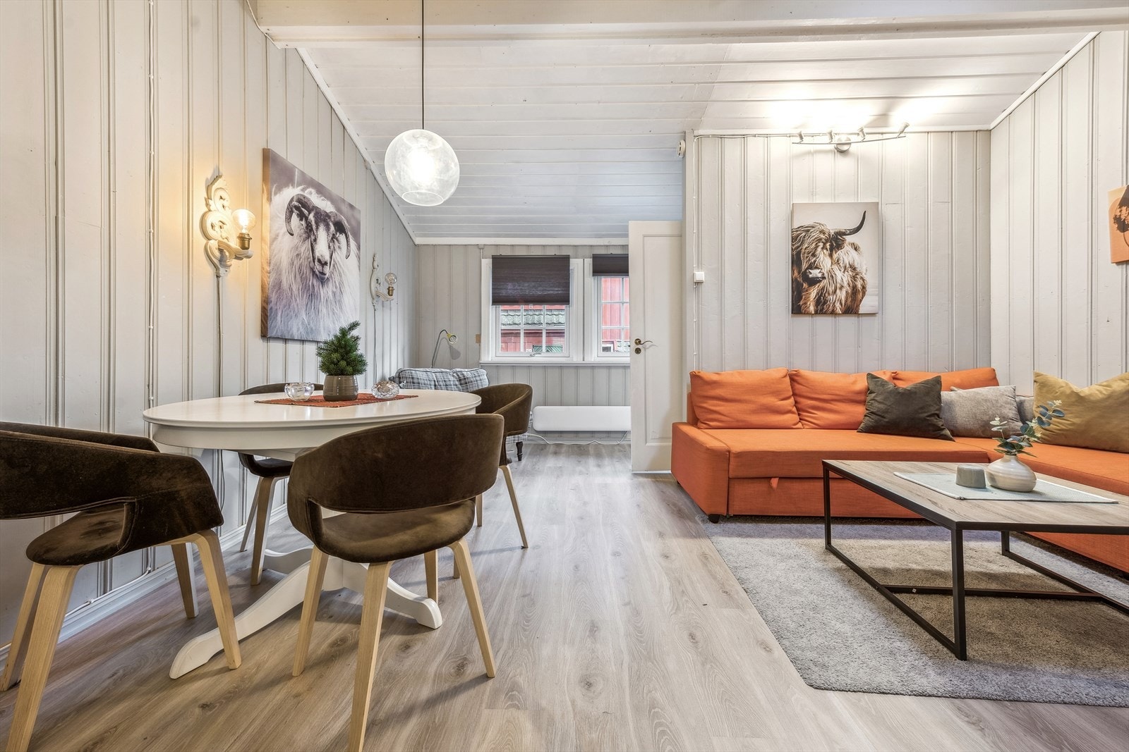 Fritidsboligen har en fin stue- og kjøkkenløsning med god plass til sofa og spisebord. Galleribilde