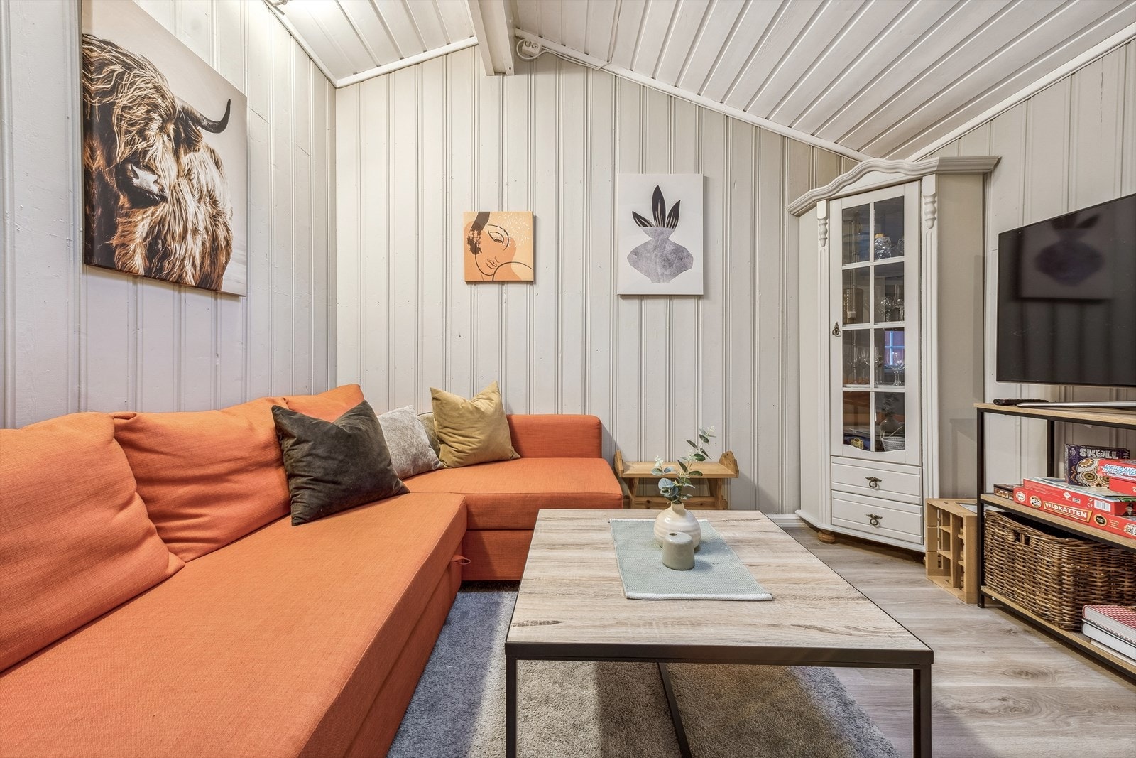 Her får du et åpent stue/kjøkkenareal med flere gode møbleringsmuligheter. Galleribilde