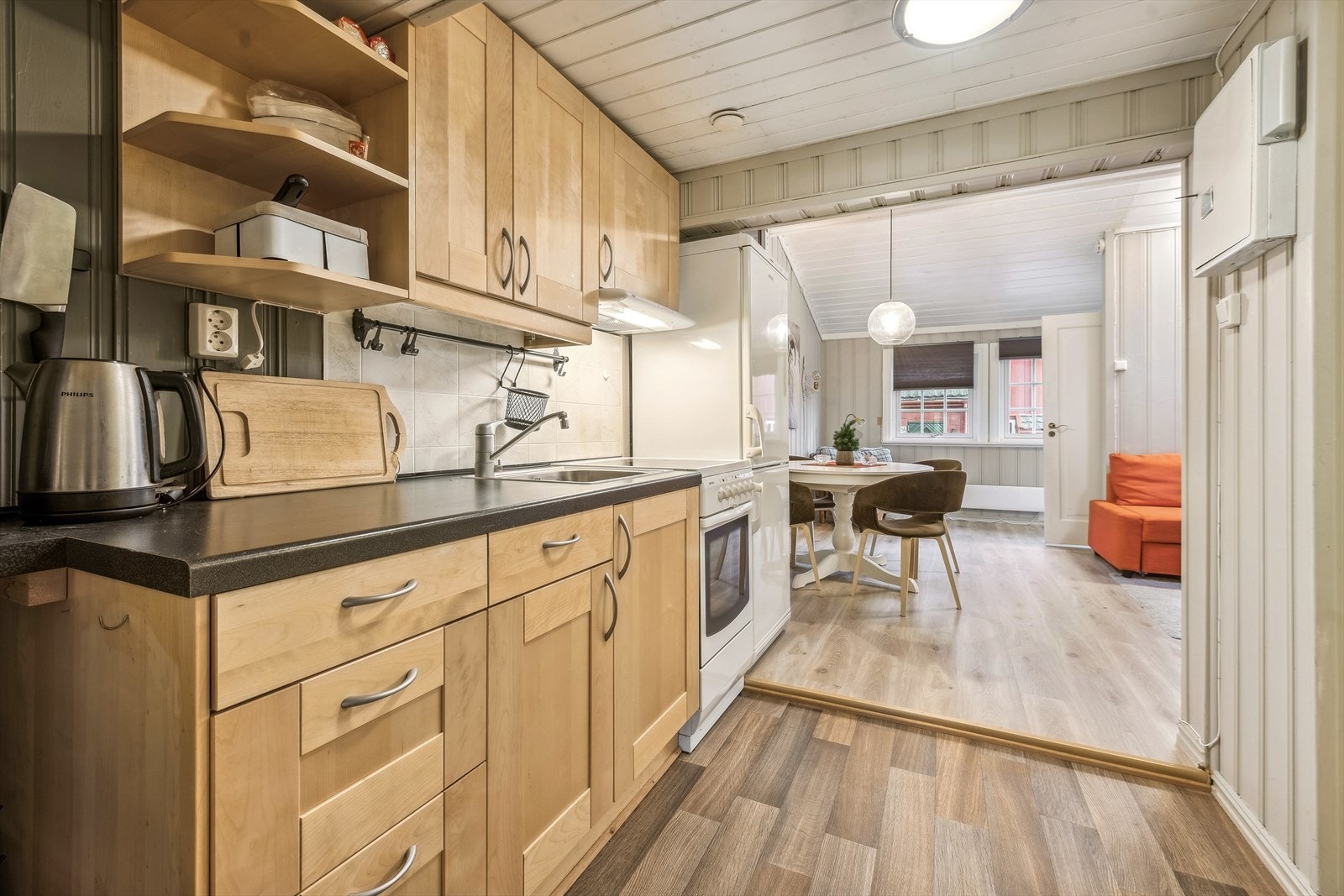 Praktisk kjøkken med god skap- og benkeplass. Galleribilde