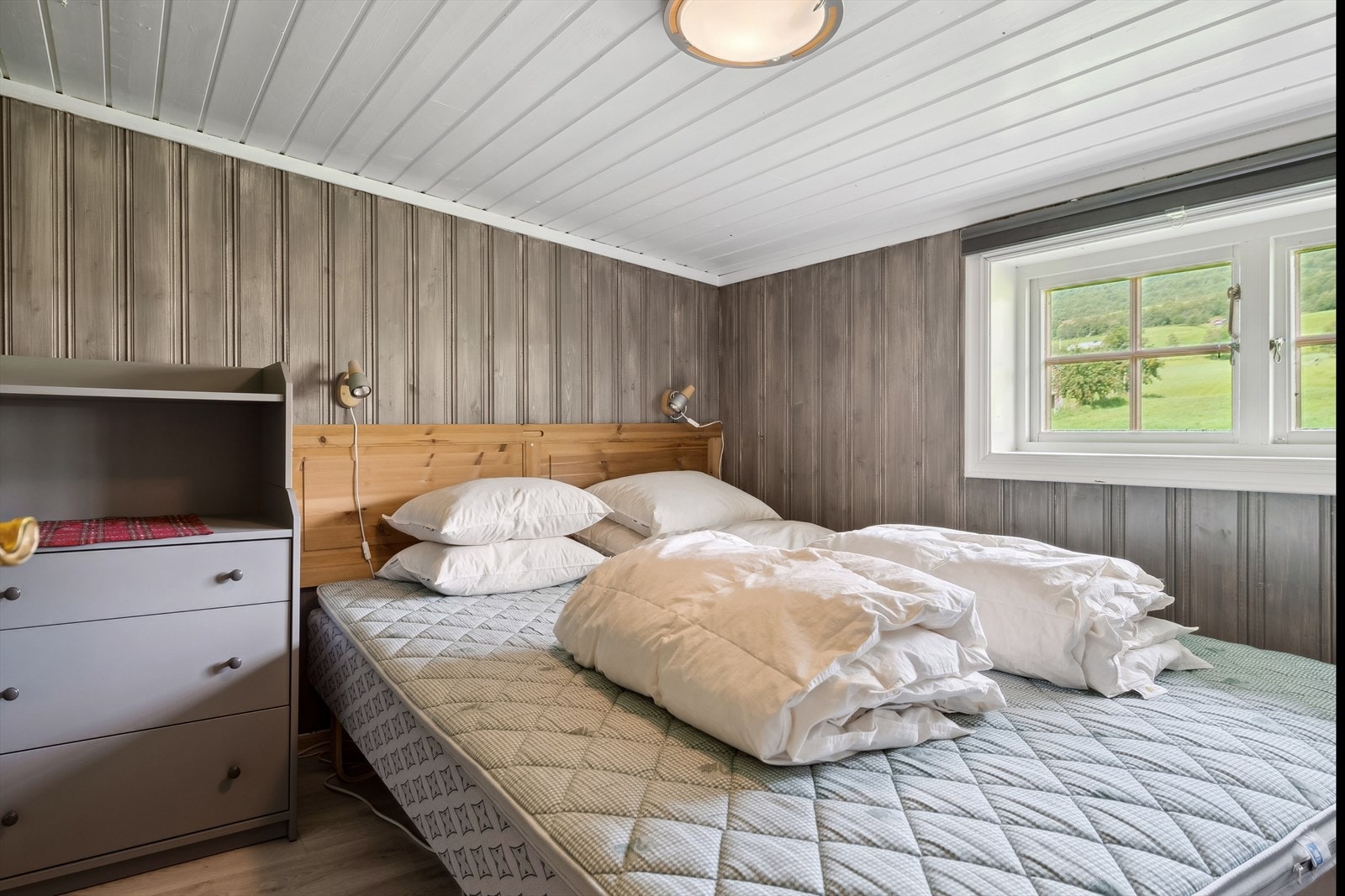 Hovedsoverom er av romslig størrelse med god plass til kommoder. Galleribilde