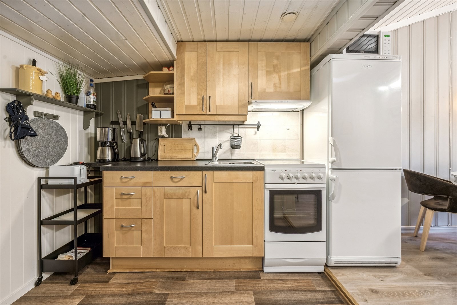 Kjøkkenet har flis over vask- og stekesone som gjør rengjøringen enkel. Det medfølger frittstående stekeovn og kombiskap kjøl/frys. Galleribilde