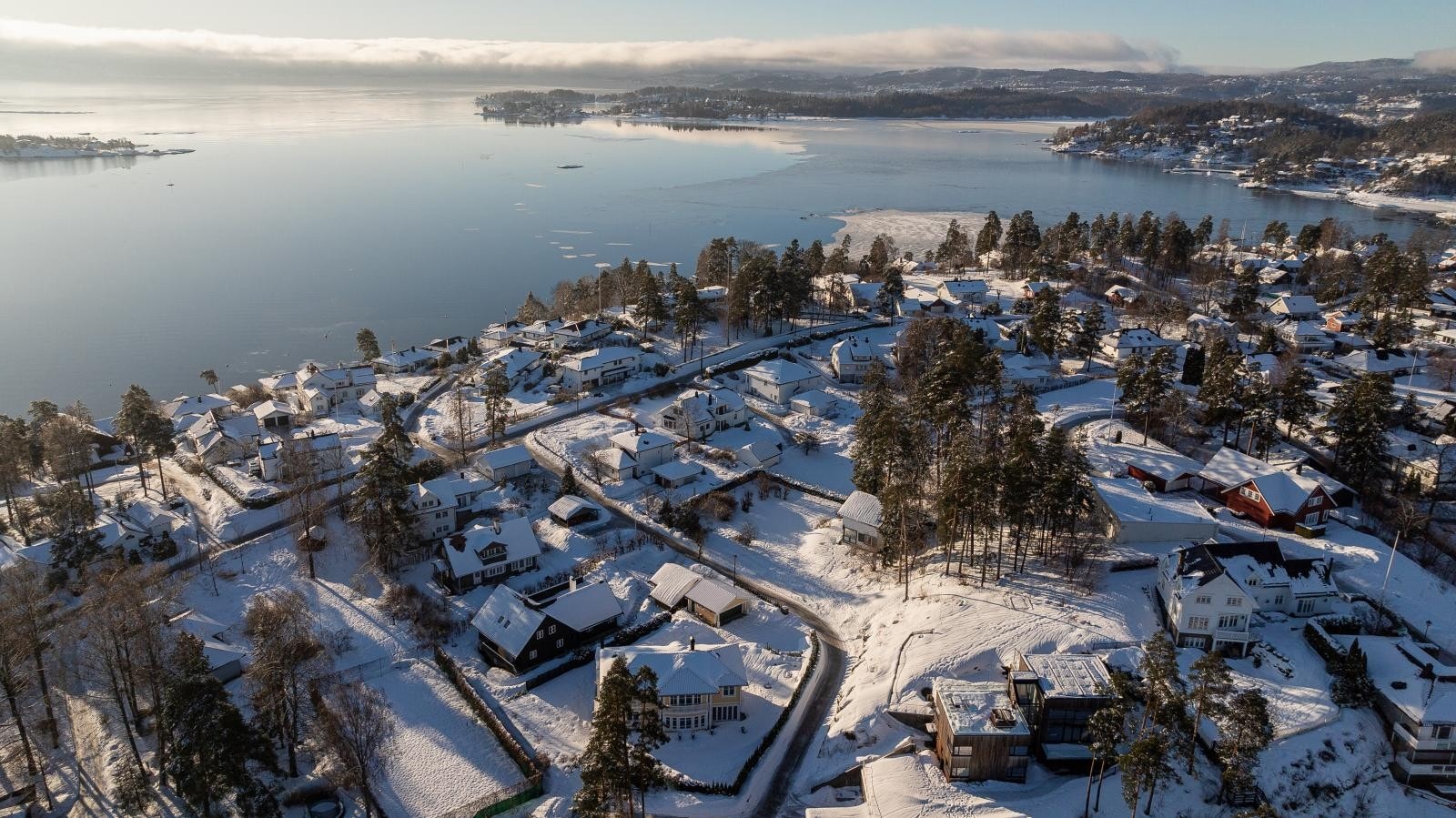 Fra tomten er det fin fjordutsikt mot sør og bebyggelse mot vest er lav Galleribilde