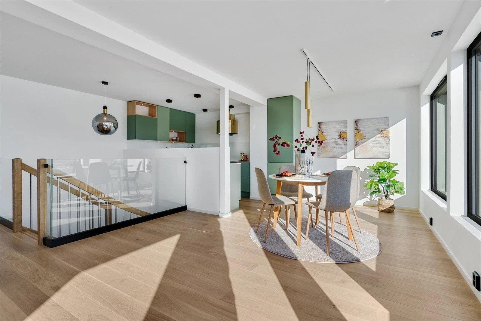 Spisestuen er praktisk plassert like ved kjøkkenet Galleribilde