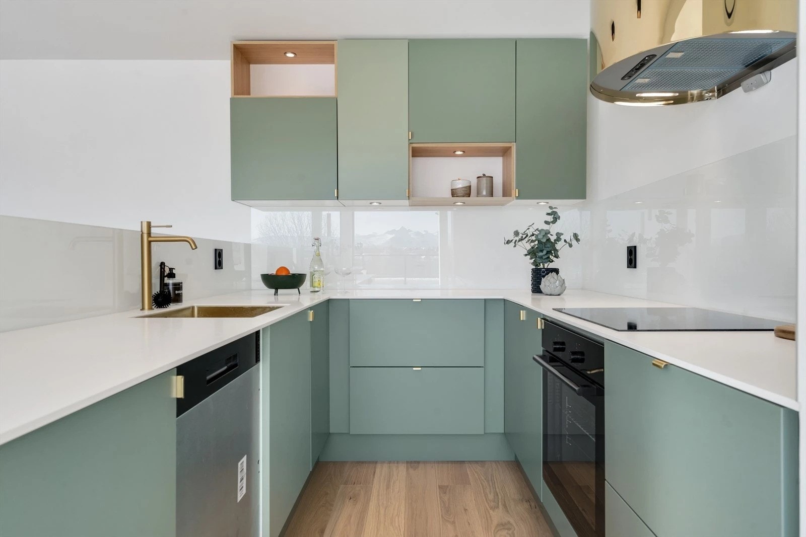 De integrerte hvitevarene medfølger og består av kjøleskap, oppvaskmaskin, stekeovn og koketopp Galleribilde