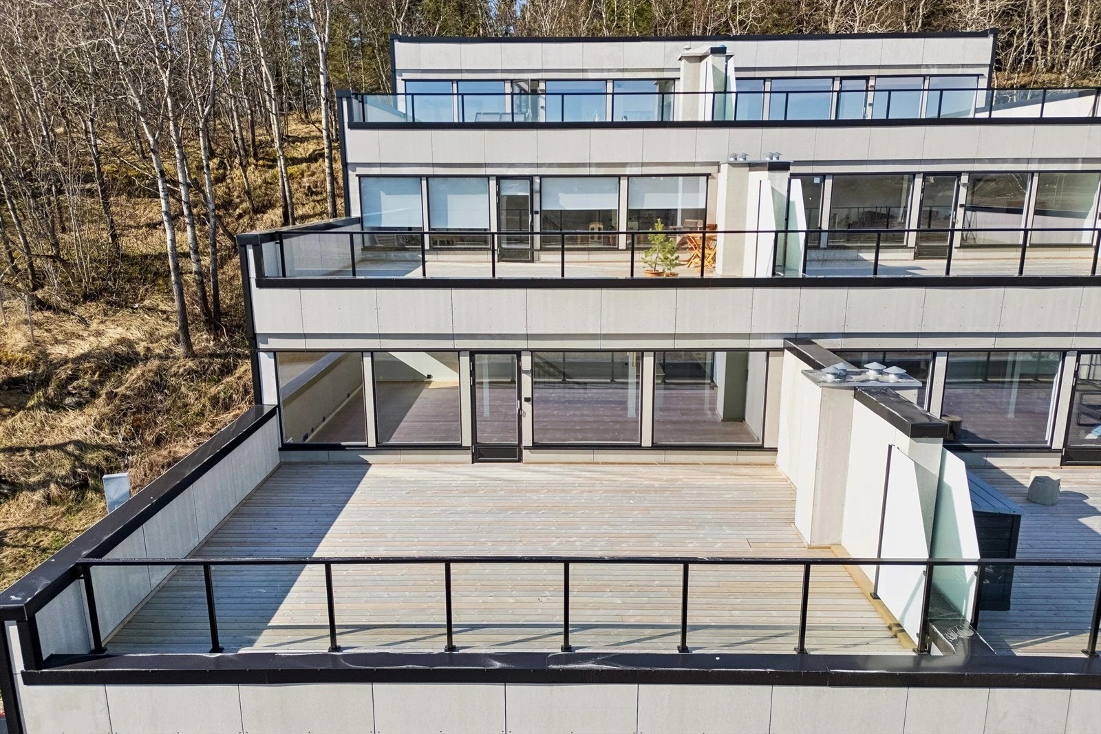 Fra stuen er det utgang til en svær romslig og solrik terrasse (sørvendt) Galleribilde