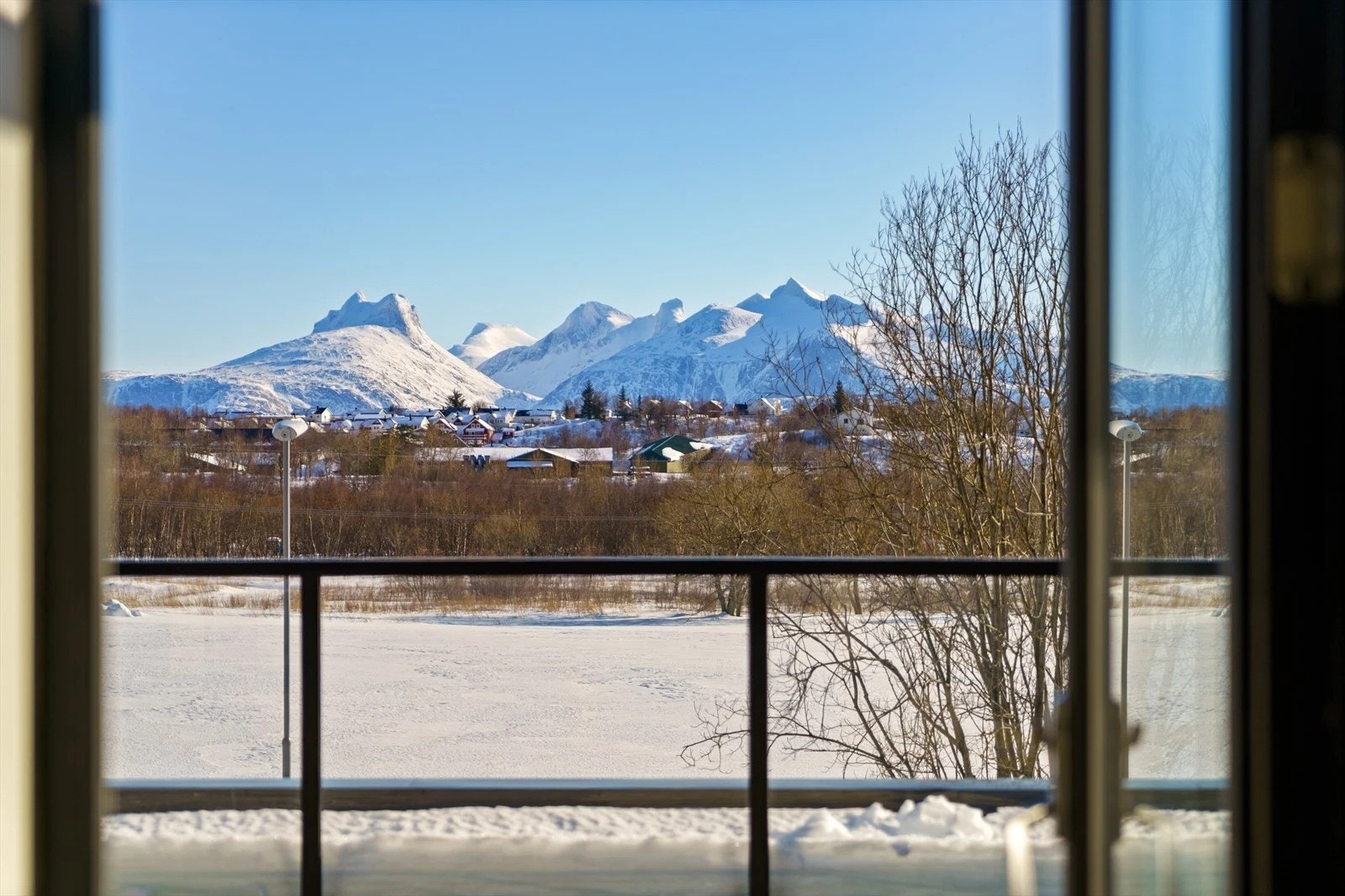 Her kan du oppleve skiftende årstider med kalde vinterstormer, varme sommerdager og fargerike høstdager Galleribilde