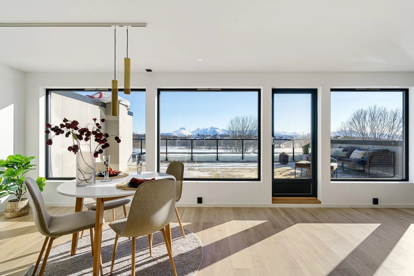 En får fint plass til spisegruppe tilpasset både 6 og 8 personer Galleribilde