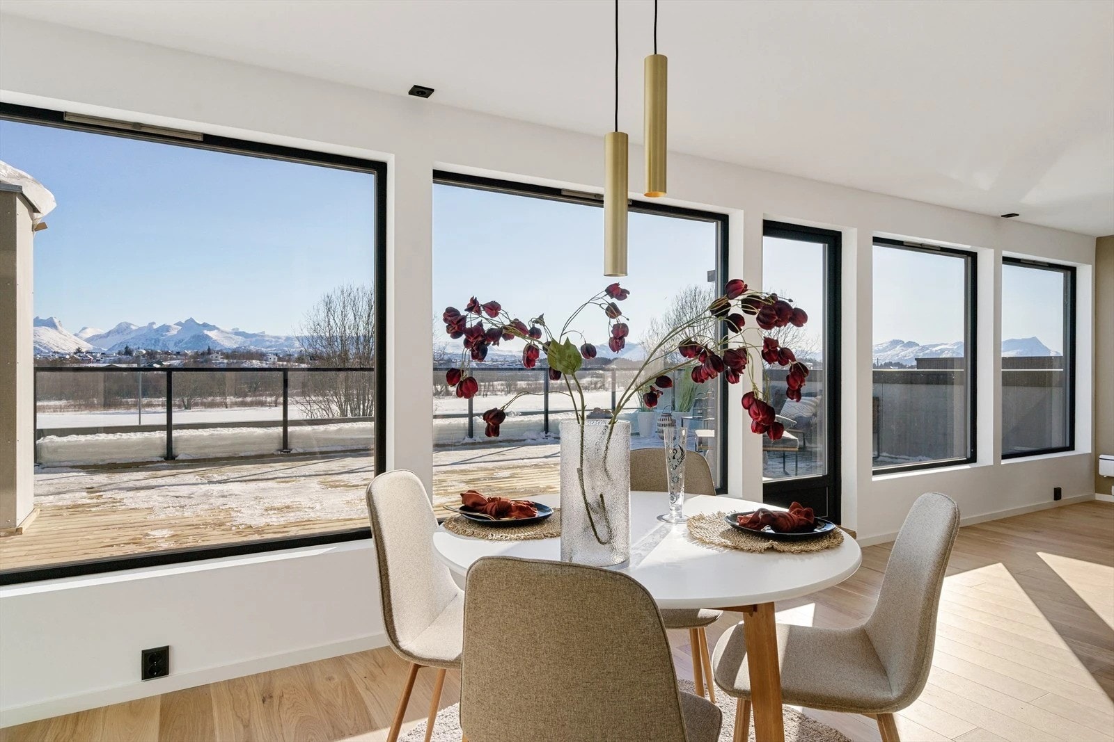 Det er store vindusflater mot sør som slipper inn rikelig med naturlig lys og en fantastisk utsikt Galleribilde