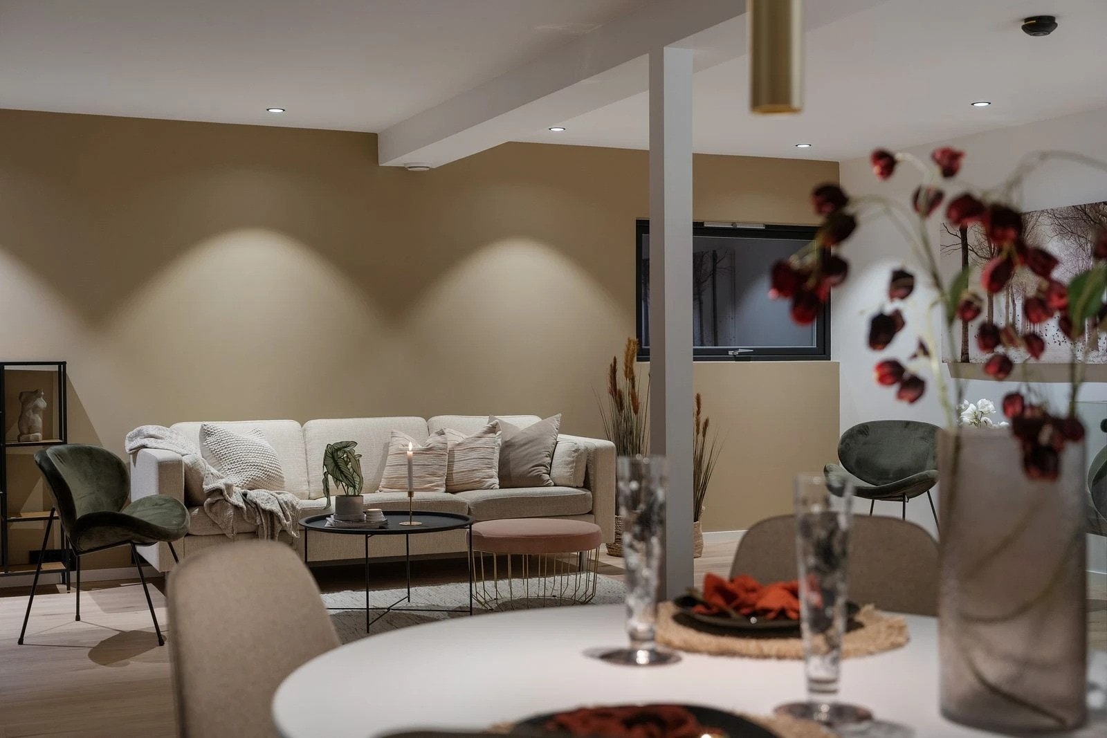 Den møbleringsvennlige utformingen gir god plass til både sofa- og spisegruppe Galleribilde