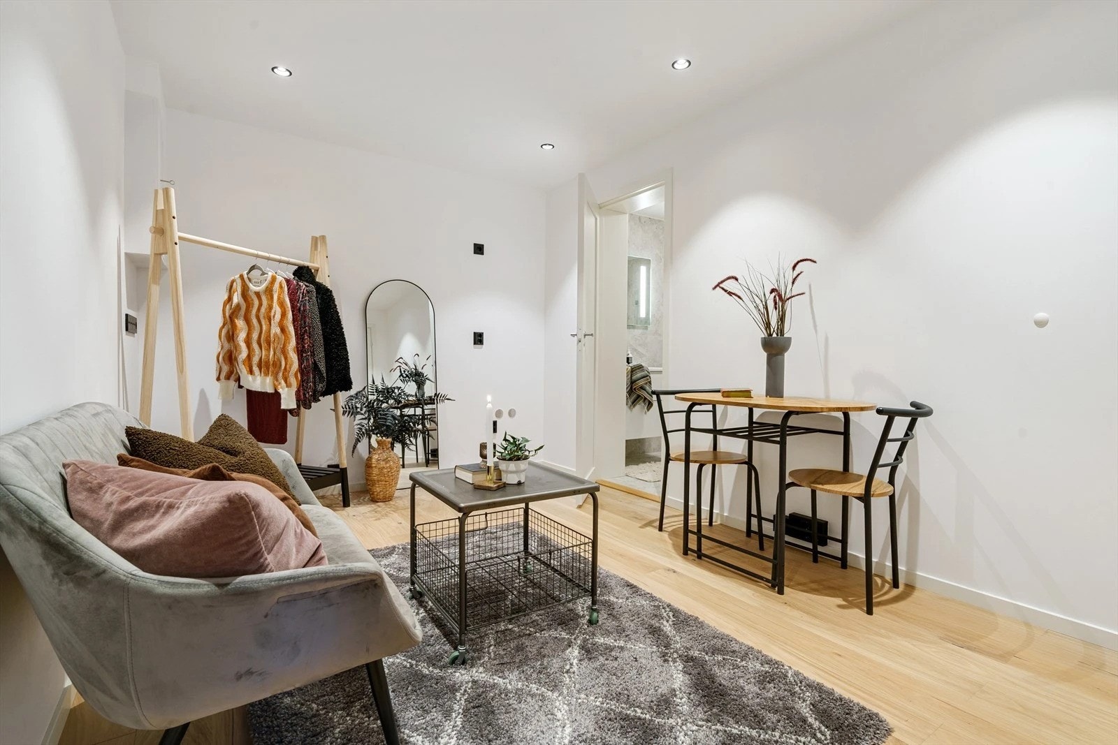 Herfra er det videre adkomst til det minste badet Galleribilde