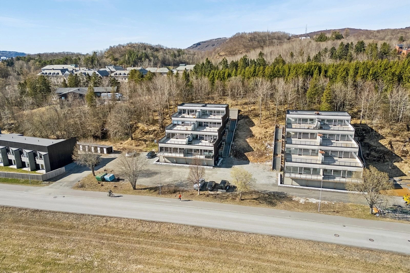 Leiligheten ligger i et veletablert boligområde i Rønvika, like utenfor bykjernen - Her bor du i rolige omgivelser med gangavstand til Saltvern skole og nærhet til flere barnehager Galleribilde