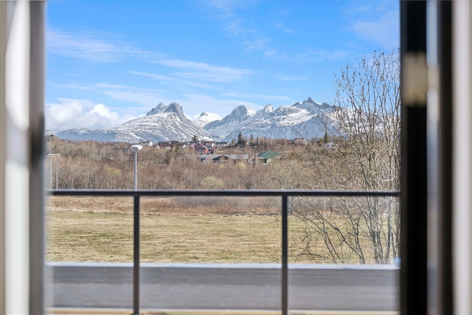 Her ser du bl.a. ut over Rønvikjordene med de majestetiske Børvasstindan i bakgrunnen Galleribilde