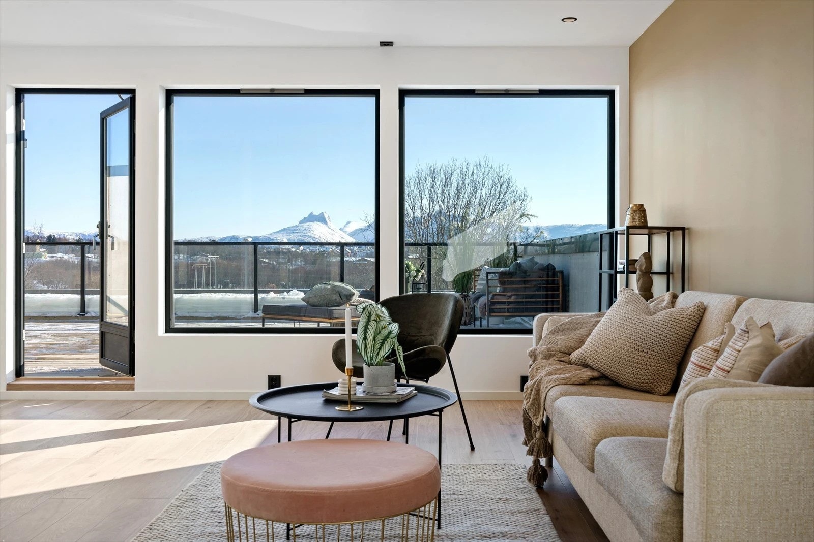 Gjennomgående for leiligheten er bruk av sorte detaljer på bl.a. vindusrammer, stikkontakter, lysbrytere og downlights Galleribilde