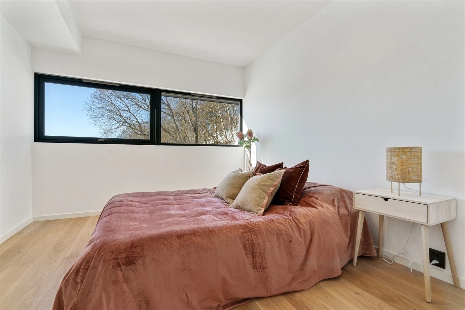 Soverom II - Det er ikke etablert oppbevaringløsninger på rommene, men den gode utformingen gir god plass for etablering av garderobeskap Galleribilde