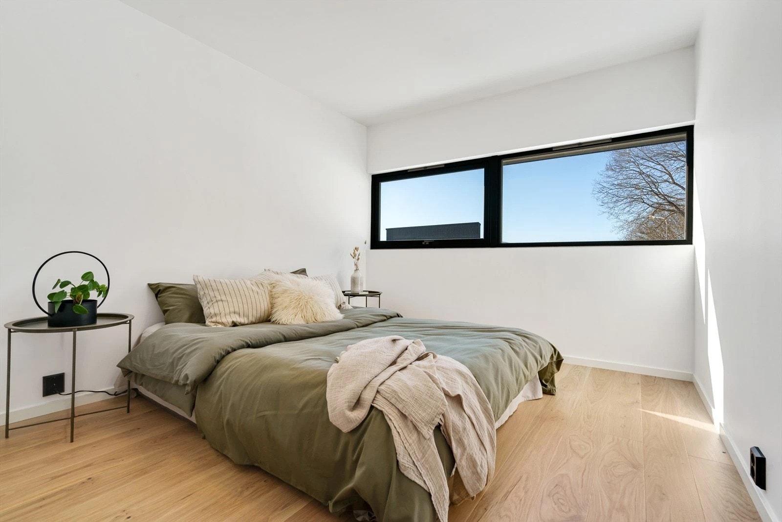 Soverom I - Hovedsoverommet er av fin størrelse med god plass til stor seng og tilhørende nattbord på begge sider Galleribilde