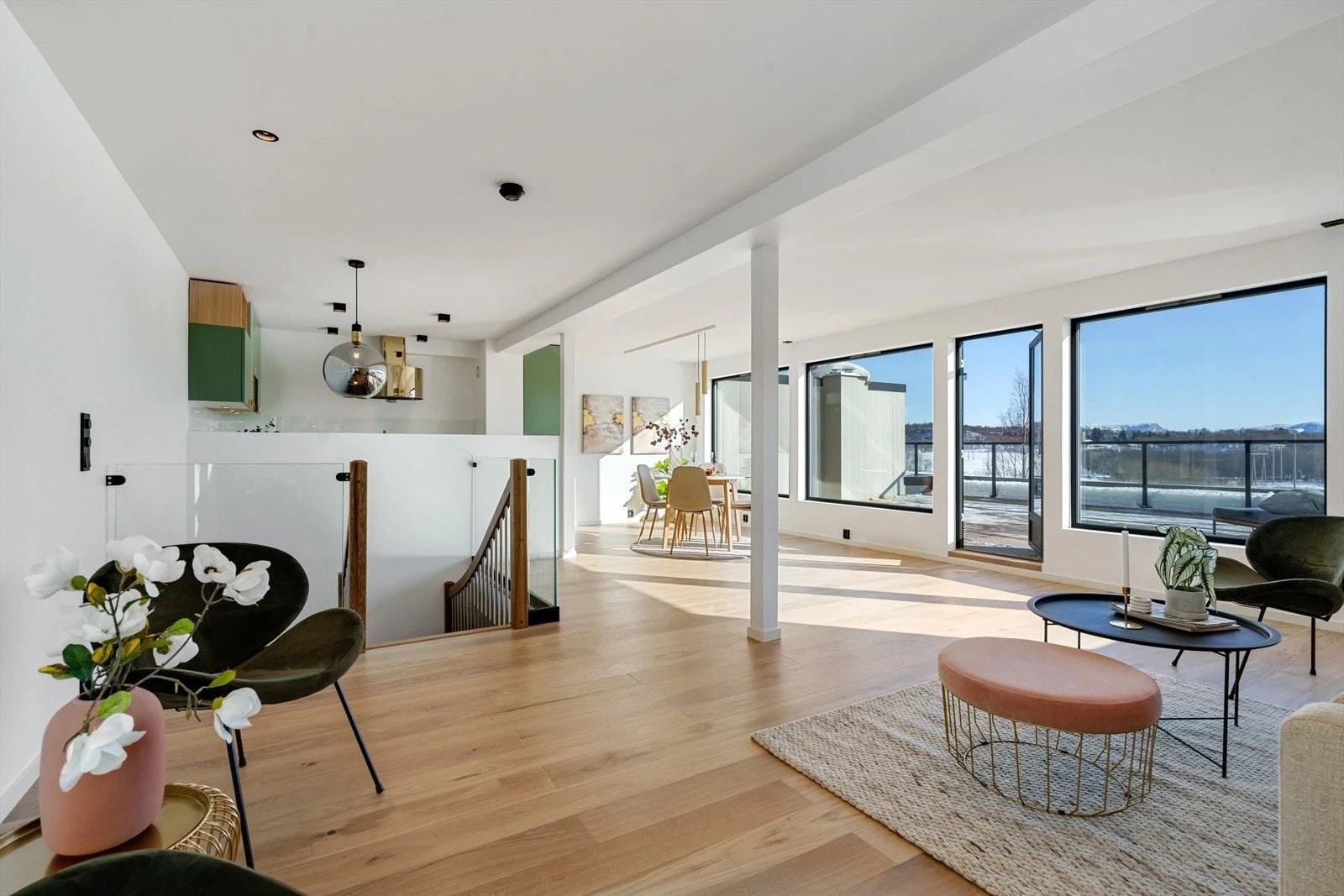 I overetasjen finner man stue og kjøkken, som ligger i moderne åpen løsning Galleribilde