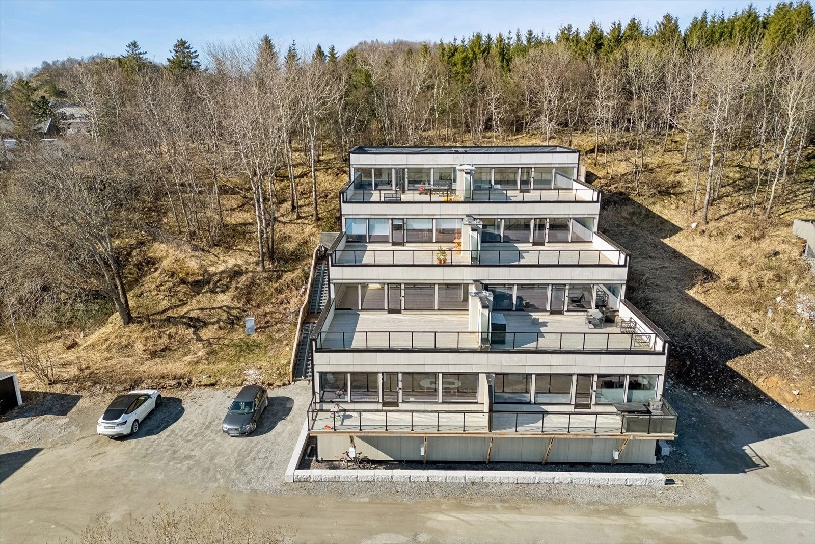 Leiligheten har en fin plassering med adkomst i 2. etasje og hovedrom (stue og kjøkken) i 3. etasje Galleribilde