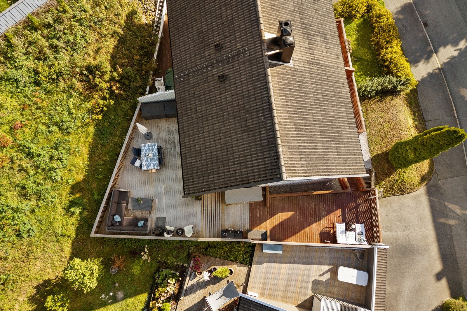Med ca. 80 kvm uteareal fordelt på terrasse, takterrasse (over garasje) og balkong er det gode muligheter til å nyte godværsdagene. Galleribilde