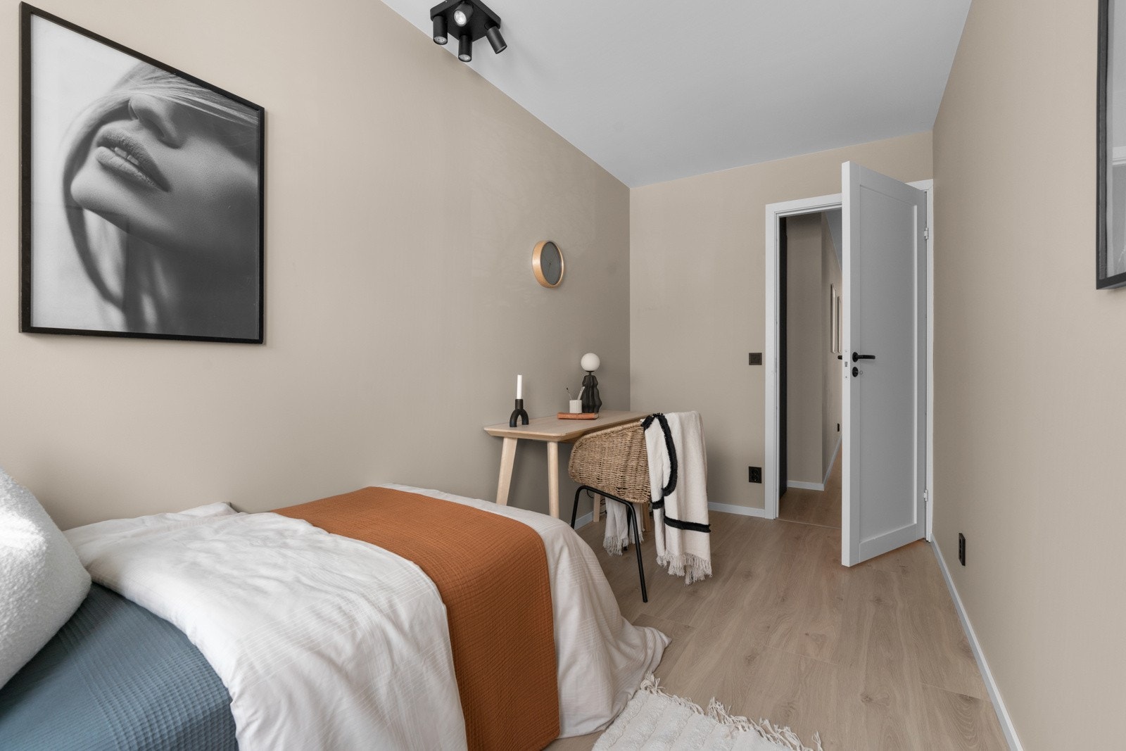 Ved eget ønske og behov, kan et av soverommene også benyttes som kontor eller gjesterom. Galleribilde