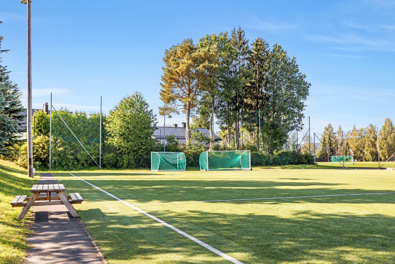 Nærområde byr på gode uteområder for barn, ungdommer og voksne. Populære fotballbaner rund om som blir et godt samlingpunkt for mange! Galleribilde