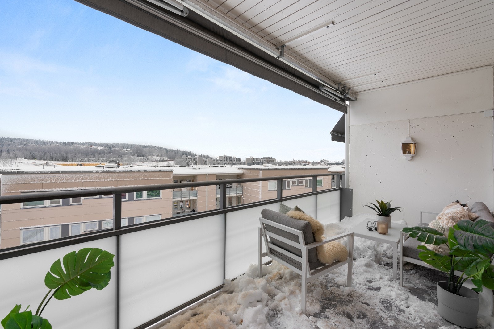 Utgang fra stue til en sørvendt balkong. Galleribilde
