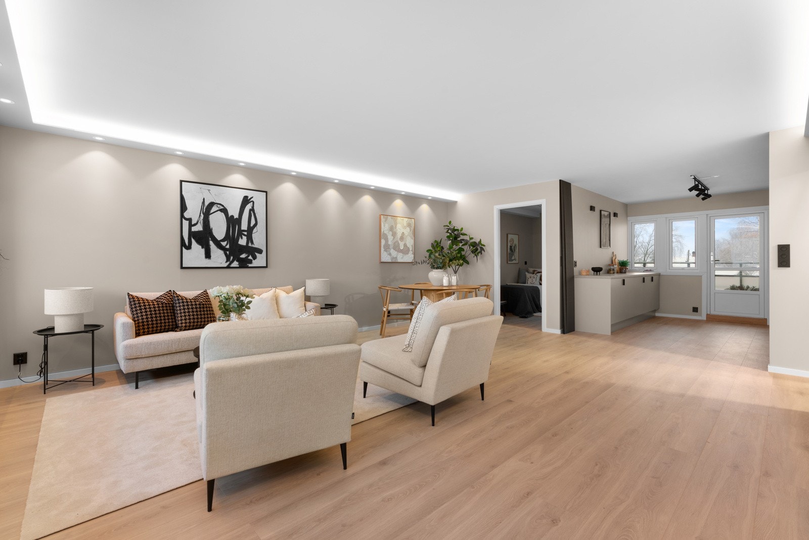 Deler av taket har blitt nedsenket og er utstyrt med downlights. Galleribilde