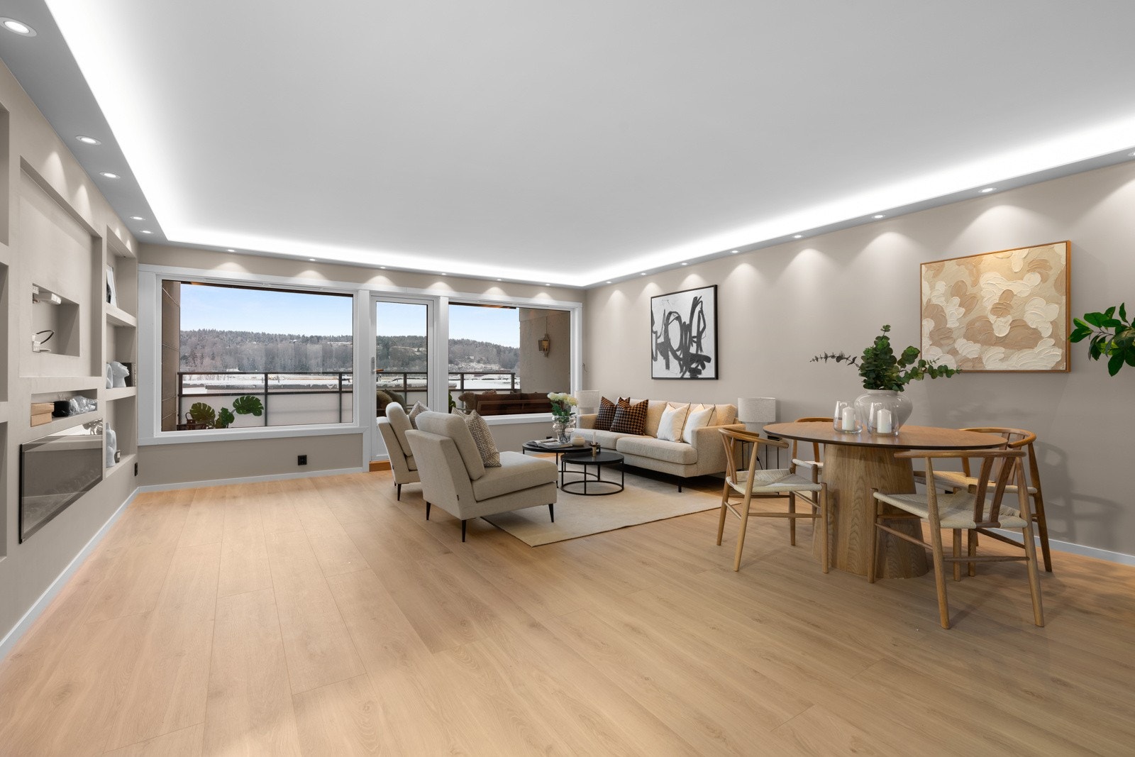 Meget romslig og moderne stue som nylig ble overflatesoppusset. Galleribilde