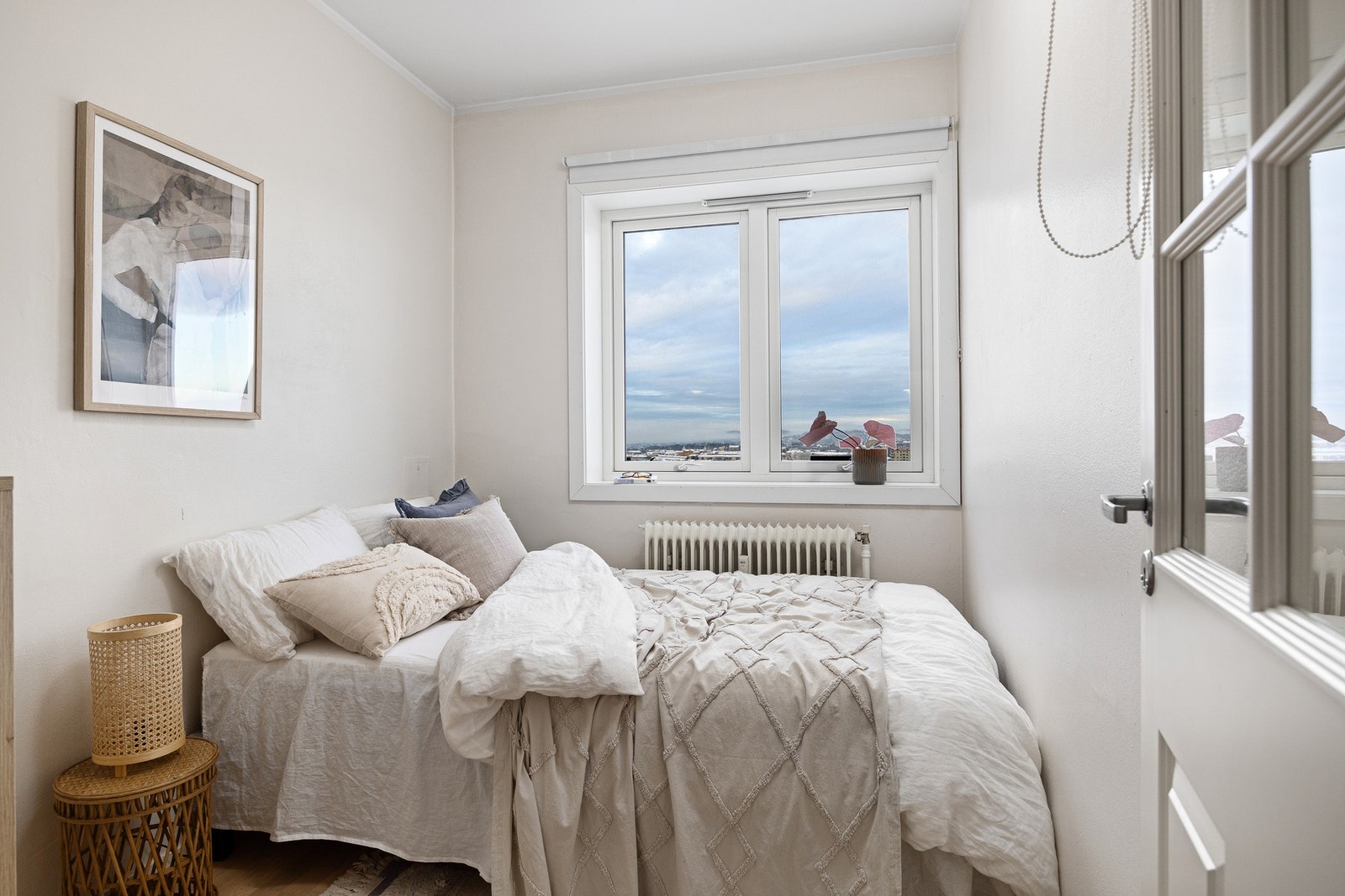 Lyst og innbydende soverom med plass til dobbeltseng og nattbord. Galleribilde