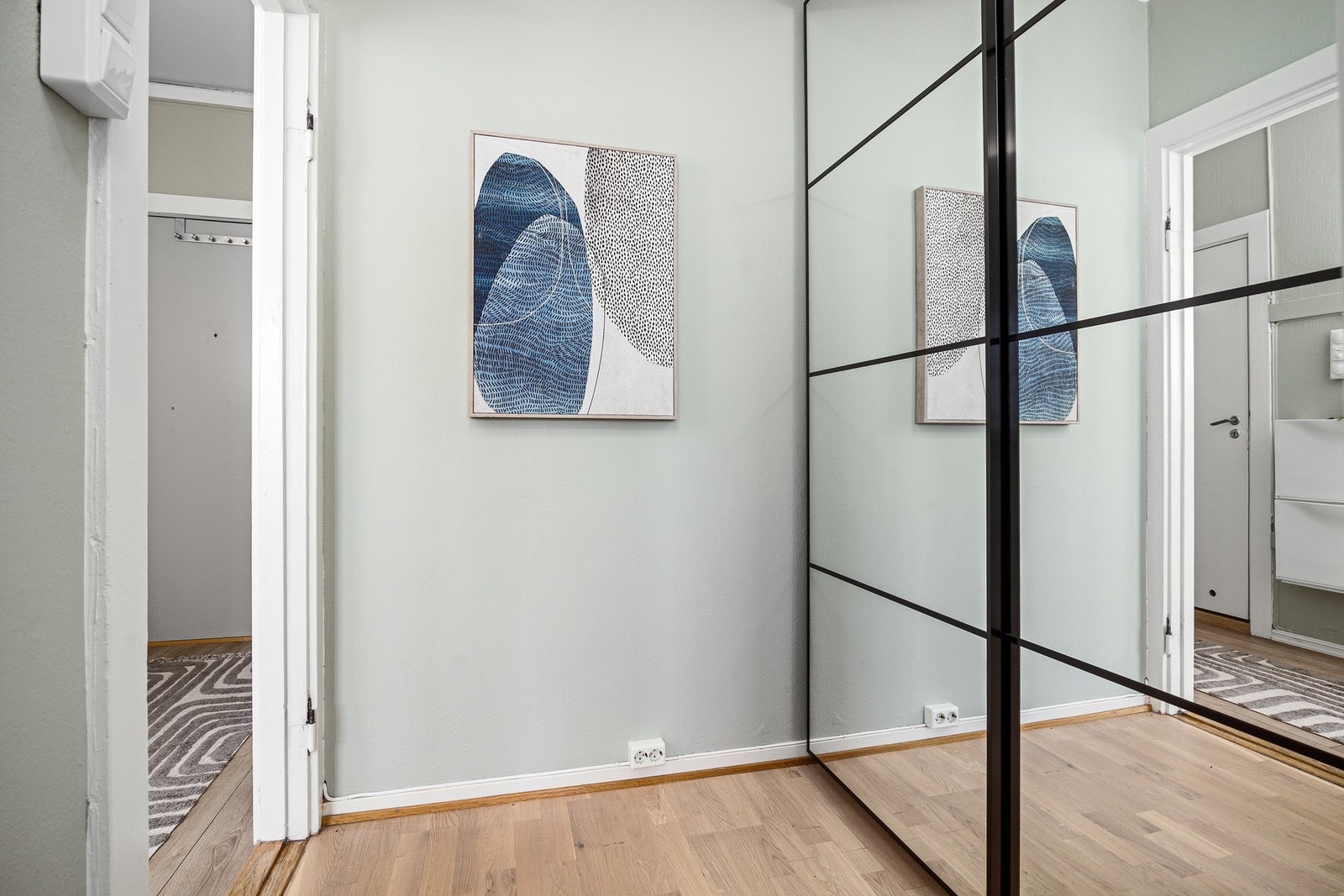 Massevis av oppbevaringsplass i eget 'walk-in closet'. Galleribilde