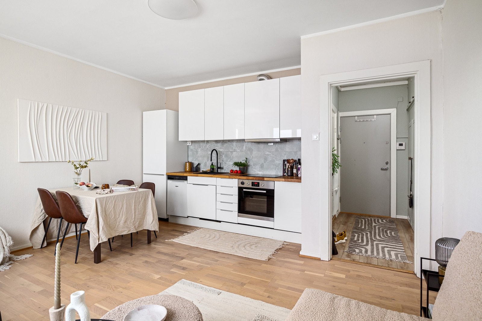 Moderne åpen stue-/kjøkkenløsning. Galleribilde