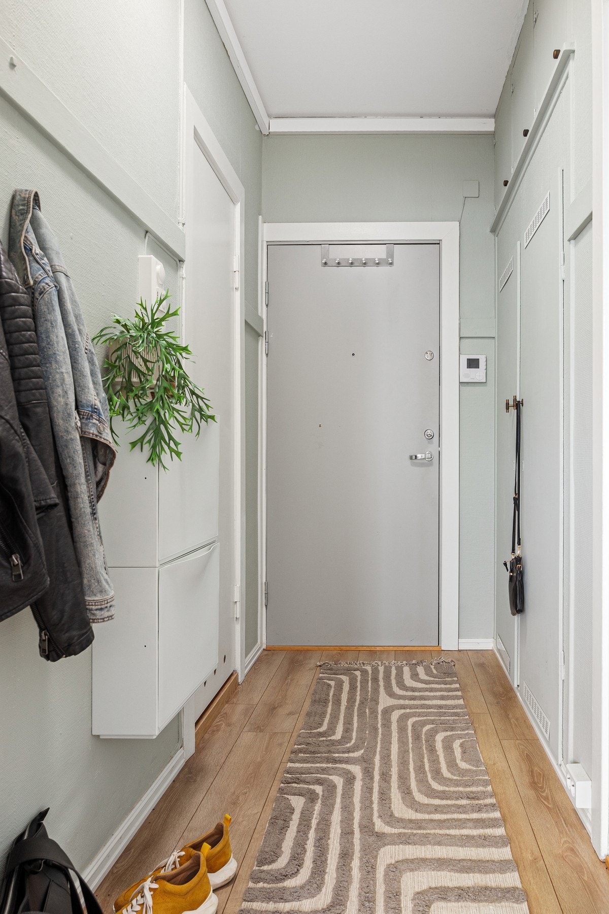 Lys og praktisk entrè med plass til oppbevaring av yttertøy. Galleribilde