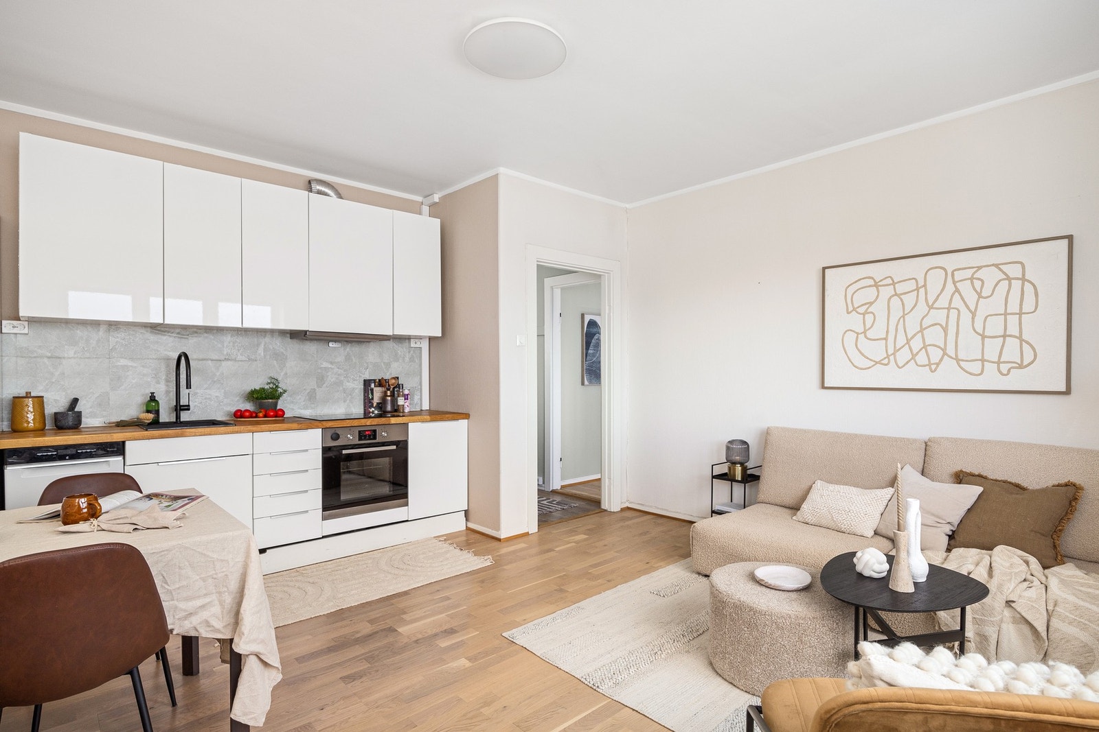 Integrert kjøl/fryseskap, stekeovn, og induksjon platetopp. I tillegg er det opplegg for oppvaskmaskin. Galleribilde