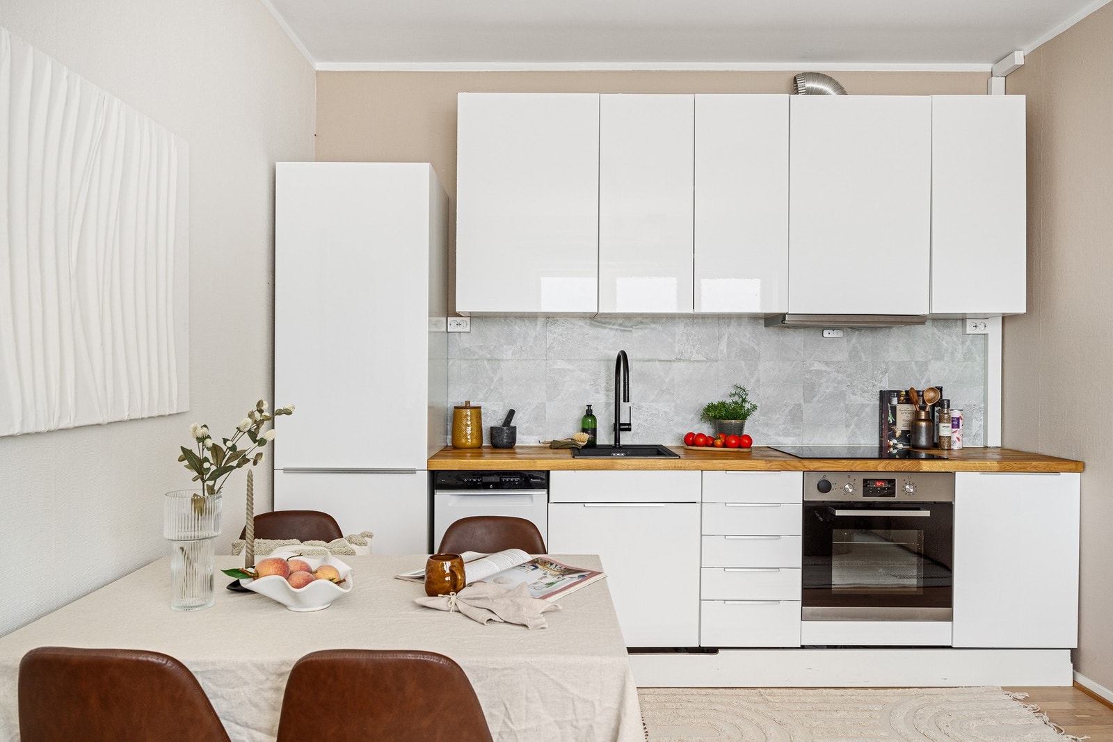 Lyst og moderne kjøkken fra 2023. Galleribilde